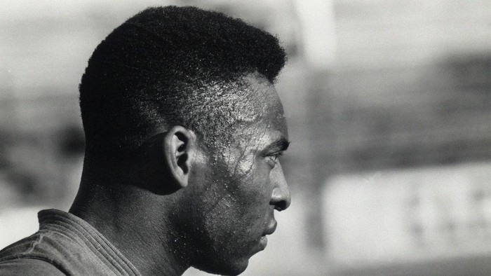Pelé during a Brazil match in the early 1960s. (Photo by 4Imagens/Getty Images)