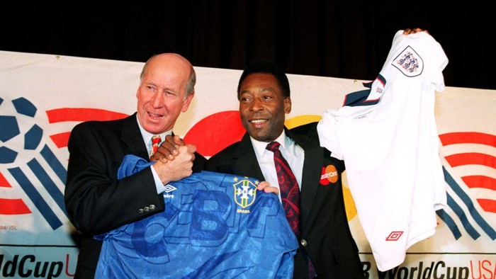 BOBBY CHARLTON & PELE  (Photo by Neal Simpson/EMPICS via Getty Images)