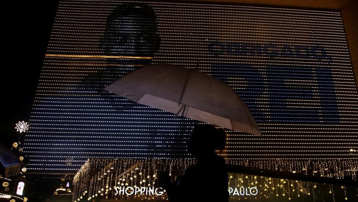 An image of Pele is reflected on a building in Sao Paulo, Brazil, December 29, 2022. REUTERS/Carla Carniel