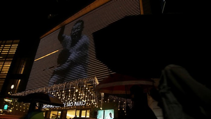 An image of Pele is reflected on a building in Sao Paulo, Brazil, December 29, 2022. REUTERS/Carla Carniel