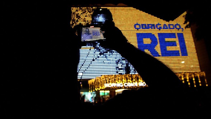 An image of Pele is reflected on a building in Sao Paulo, Brazil, December 29, 2022. REUTERS/Carla Carniel
