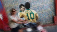 Pele meninggal dunia Jumat (30/12/2022) dini hari WIB di rumah sakit Albert Einstein di Sao Paulo, Brasil. Satu-satunya pria dengan tiga titel juara Piala Dunia itu mengembuskan napas terakhir dalam usia 82 tahun, usai berjuang melawan komplikasi kanker kolon. REUTERS/Agustin Marcarian.