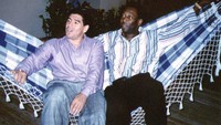 Diego Maradona dan Pele beristirahat di tempat tidur gantung selama resepsi di Rio de Janeiro, Brasil, pada 14 Mei 1995. Pele meninggal menyusul Maradona yang lebih dulu wafat akibat henti jantung di rumahnya, pada Rabu (25/11/2020) lalu. REUTERS/Stringer//File Foto.
