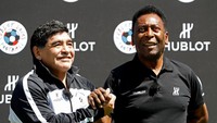 Pele dan Diego Maradona saat menghadiri pembukaan Kejuaraan Eropa UEFA 2016 di Paris, Prancis, pada 9 Juni 2016. REUTERS/Charles Platiau/File Foto.