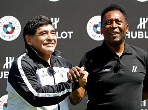 Nostalgia Pele dan Maradona Main Adu Sundul Bola Nostalgia Pele dan Maradona Main Adu Sundul Bola