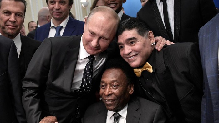 Pele Menyusul Maradona, Ini Foto Kebersamaan Mereka Pele dan Maradona adalah dua legenda di sepakbola. Pele meninggal dunia hari ini menyusul Maradona yang lebih dulu wafat pada 2020. Ini beberapa foto bersama mereka.