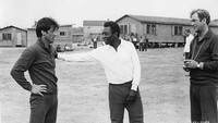 Film yang rilis tahun 1981 dan juga biasa disebut Victory ini dibintangi Pele bersama Sylvester Stallone dan Michael Caine. Foto: Getty Images/Hulton Archive
