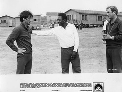 Film yang rilis tahun 1981 dan juga biasa disebut Victory ini dibintangi Pele bersama Sylvester Stallone dan Michael Caine. Foto: Getty Images/Hulton Archive