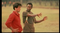 Pele memerankan Kopral Luis Fernandez di film Escape To Victory ini. Ia pun mempertontonkan kelihaiannya mengolah si kulit bundar. Foto: Getty Images/John Bryson