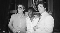 Michael Caine, Pele, dan Sylvester Stallone pada saat mempromosikan film Escape To Victory yang disebut-sebut terinspirasi dari peristiwa sejarah dengan tema serupa. Foto: Bettmann Archive/Bettmann