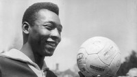 Legenda Timnas Brasil, Pele, sudah berprestasi sejak masih remaja. O Rei (Sang Raja) membawa Tim Samba jadi juara Piala Dunia 1958 di umur 17 tahun 249 hari. (Foto: Getty Images/Keystone)