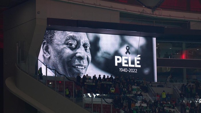 MADRID, SPAIN - DECEMBER 29: Players, officials and fans take part in a minutes silence to pay tribute to Brazilian football legend Pele during the LaLiga Santander match between Atletico de Madrid and Elche CF at Civitas Metropolitano Stadium on December 29, 2022 in Madrid, Spain. (Photo by Angel Martinez/Getty Images)