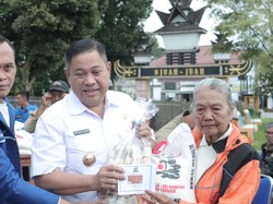 Sambut Tahun Baru, Bupati Dairi-DPD KNPI Gelar Tali Kasih untuk Lansia