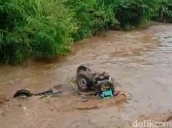 Pikap Pengangkut Pasir di Situbondo Hanyut Terseret Luapan Arus Sungai