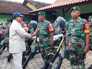 Bagikan Motor ke Babinsa di Banyuwangi, Prabowo Subianto Diserbu Emak-emak