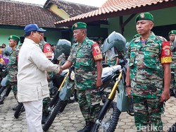 Bagikan Motor ke Babinsa di Banyuwangi, Prabowo Subianto Diserbu Emak-emak