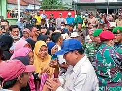 Prabowo Diserbu Emak-emak Saat Bagikan Motor ke Babinsa di Banyuwangi