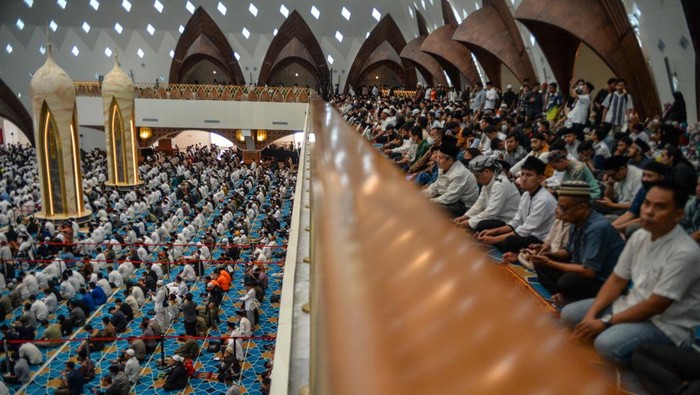 Sejumlah jamaah mendengarkan khutbah jumat usai peresmian Masjid Raya Al Jabbar di Gedebage, Bandung, Jawa Barat, Jumat (30/12/2022). Gubernur Jawa Barat Ridwan Kamil meresmikan Masjid Raya Al Jabbar sekaligus menggelar Salat Jumat perdana di Masjid Raya tersebut.