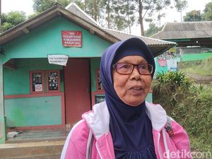 Semangat Rukini Taklukkan Gunung Ciremai di Usia Senja Semangat Rukini Taklukkan Gunung Ciremai di Usia Senja