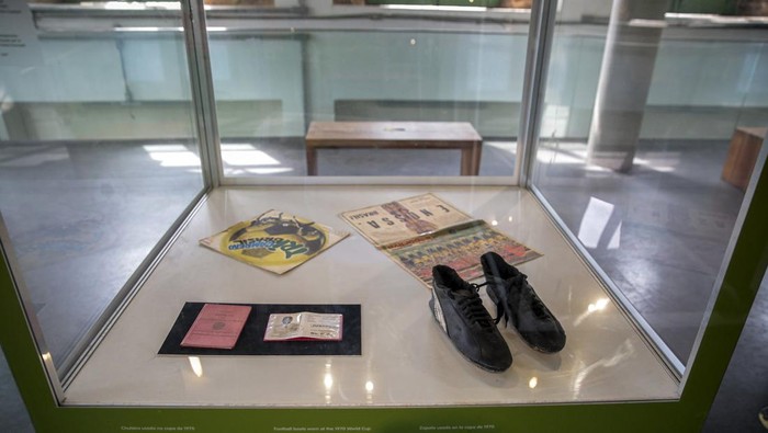Pele membawa Brasil menjuarai Piala Dunia 1958, 1962, dan 1970. Saat menjuarai Piala Dunia 1970, Pele memakai sepatu yang kini dimuseumkan di kota Santos.