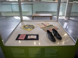 Sepatu sepak bola Puma yang dikenakan oleh Pelé pada Piala Dunia 1970 di Meksiko dan paspor diplomatiknya dipajang di museum yang didedikasikan untuk sang legenda. Suamy Beydoun/picture alliance via Getty Images  