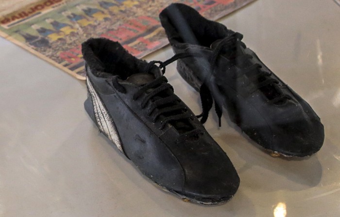 Sepatu Pele Saat Juara Piala Dunia 1970 Pele membawa Brasil menjuarai Piala Dunia 1958, 1962, dan 1970. Saat menjuarai Piala Dunia 1970, Pele memakai sepatu yang kini dimuseumkan di kota Santos.
