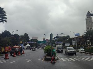 Polisi Imbau Pengendara Waspada Kabut Tebal dan Longsor di Puncak Bogor Polisi Imbau Pengendara Waspada Kabut Tebal dan Longsor di Puncak Bogor