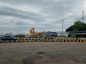 Sempat Ditutup Imbas Cuaca Buruk, Begini Suasana Pelabuhan Merak Pagi Ini