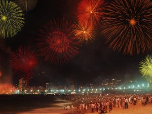 Live Detik-detik Pergantian Tahun di 8 Kota Indonesia