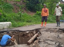 Tanah di Jasinga Bogor Retak Lalu Amblas Usai Hujan Deras