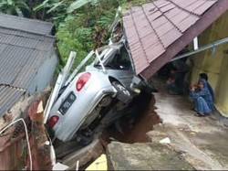 Tembok Penahan Tanah di Puncak Bogor Longsor, Seret Mobil Warga