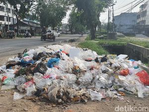 DLHK Bantah Tumpukan Sampah di Pekanbaru Tak Diangkut DLHK Bantah Tumpukan Sampah di Pekanbaru Tak Diangkut