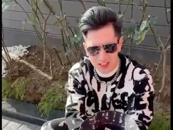 Gaya Verrel Bramasta Cosplay Jadi Pengemis di Jepang yang Dinyinyir Netizen