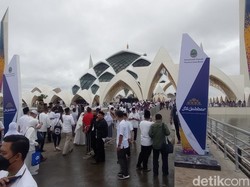 Jelang Diresmikan, Masjid Al Jabbar Ramai Dipadati Undangan