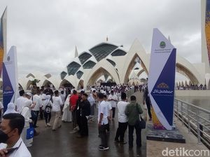 Jelang Diresmikan, Masjid Al Jabbar Ramai Dipadati Undangan Jelang Diresmikan, Masjid Al Jabbar Ramai Dipadati Undangan
