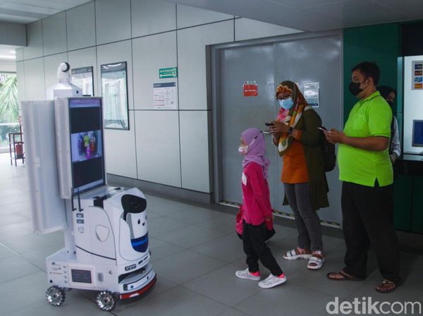 Wih! Ada Robot Wira-wiri di Stasiun MRT Lebak Bulus