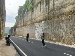 Pantai Pandawa Ditutup 2 Hari Usai Longsor Tebing Tanah Barak