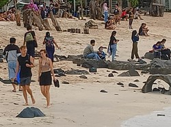 Pantai di Badung Dipadati Turis Jelang Tahun Baru