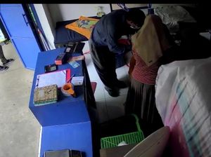 WNA Terekam CCTV Mencuri di Agen Bank Tuban Bermodus Tukar Uang WNA Terekam CCTV Mencuri di Agen Bank Tuban Bermodus Tukar Uang
