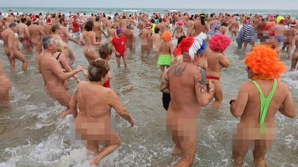 Puluhan Warga Prancis Telanjang Bulat Rayakan Pergantian Tahun