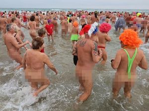 Puluhan Warga Prancis Telanjang Bulat Rayakan Pergantian Tahun Puluhan Warga Prancis Telanjang Bulat Rayakan Pergantian Tahun