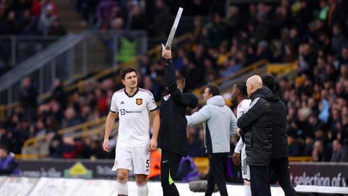 WOLVERHAMPTON, ENGLAND - DECEMBER 31: Harry Maguire of Manchester United speaks with Erik ten Hag, Manager of Manchester United, before replacing Bruno Fernandes ( not pictured ) as a substitute during the Premier League match between Wolverhampton Wanderers and Manchester United at Molineux on December 31, 2022 in Wolverhampton, England. (Photo by Manchester United/Manchester United via Getty Images)