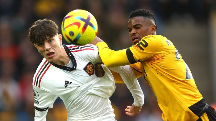 WOLVERHAMPTON, ENGLAND - DECEMBER 31: Alejandro Garnacho of Manchester United and Nelson Semedo of Wolverhampton Wanderers during the Premier League match between Wolverhampton Wanderers and Manchester United at Molineux on December 31, 2022 in Wolverhampton, United Kingdom. (Photo by Copa/Getty Images)