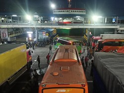Antrean Kendaraan Terjadi Imbas Pelabuhan Merak Tutup