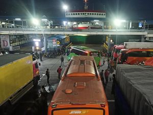Penampakan Antrean Kendaraan Imbas Pelabuhan Merak Ditutup Penampakan Antrean Kendaraan Imbas Pelabuhan Merak Ditutup