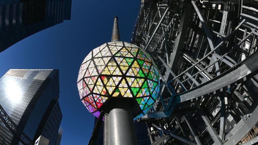 Bak Lampu Disko, Bola Kristal Raksasa Ini Mulai Mejeng di Time Square Bak Lampu Disko, Bola Kristal Raksasa Ini Mulai Mejeng di Time Square
