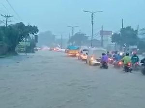 Jalan Pantura Semarang Banjir, Pemotor Disarankan Cari Jalur Alternatif Jalan Pantura Semarang Banjir, Pemotor Disarankan Cari Jalur Alternatif