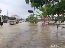 Jalur Pantura Tuban Terendam Banjir, Lalu Lintas Tersendat