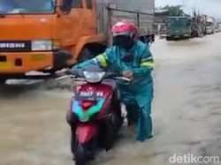 Ini yang Terjadi Saat Pemotor di Jalur Pantura Tuban Nekat Terobos Banjir