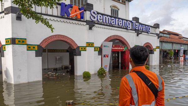 Lihat Lagi Banjir di Stasiun Tawang Semarang yang Bikin KA Terlambat